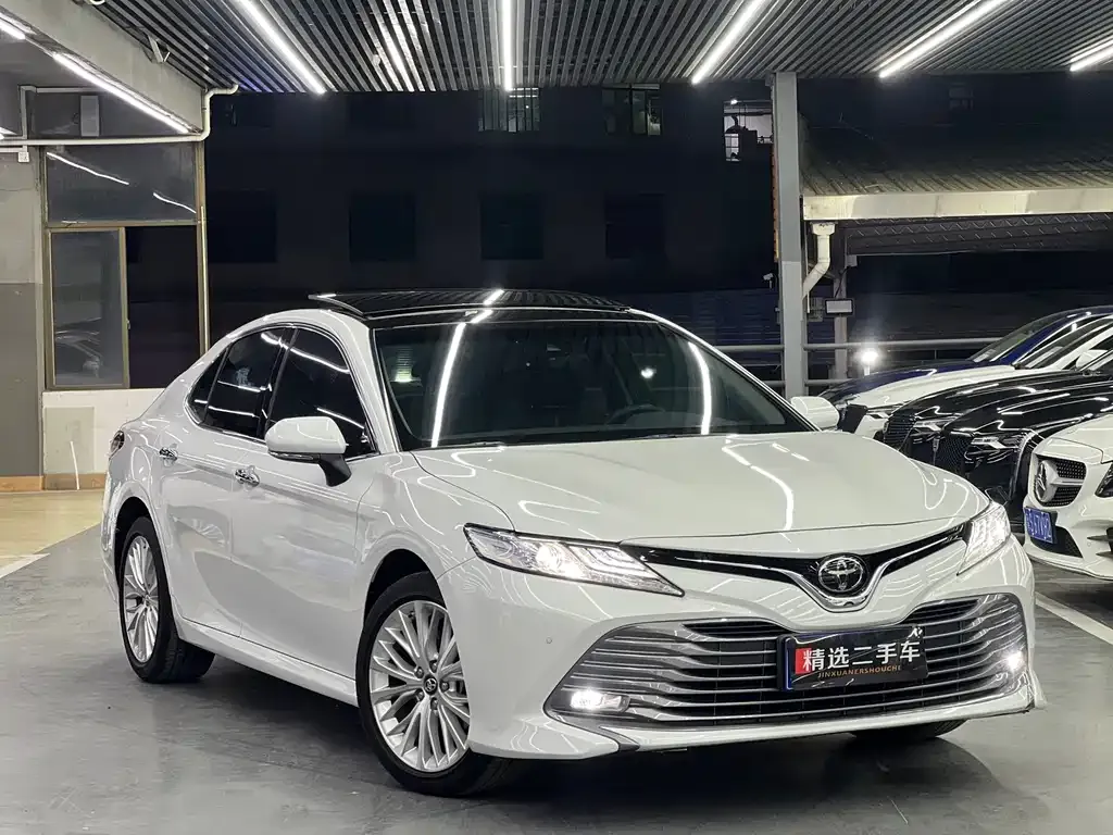 Toyota Camry — фото 2