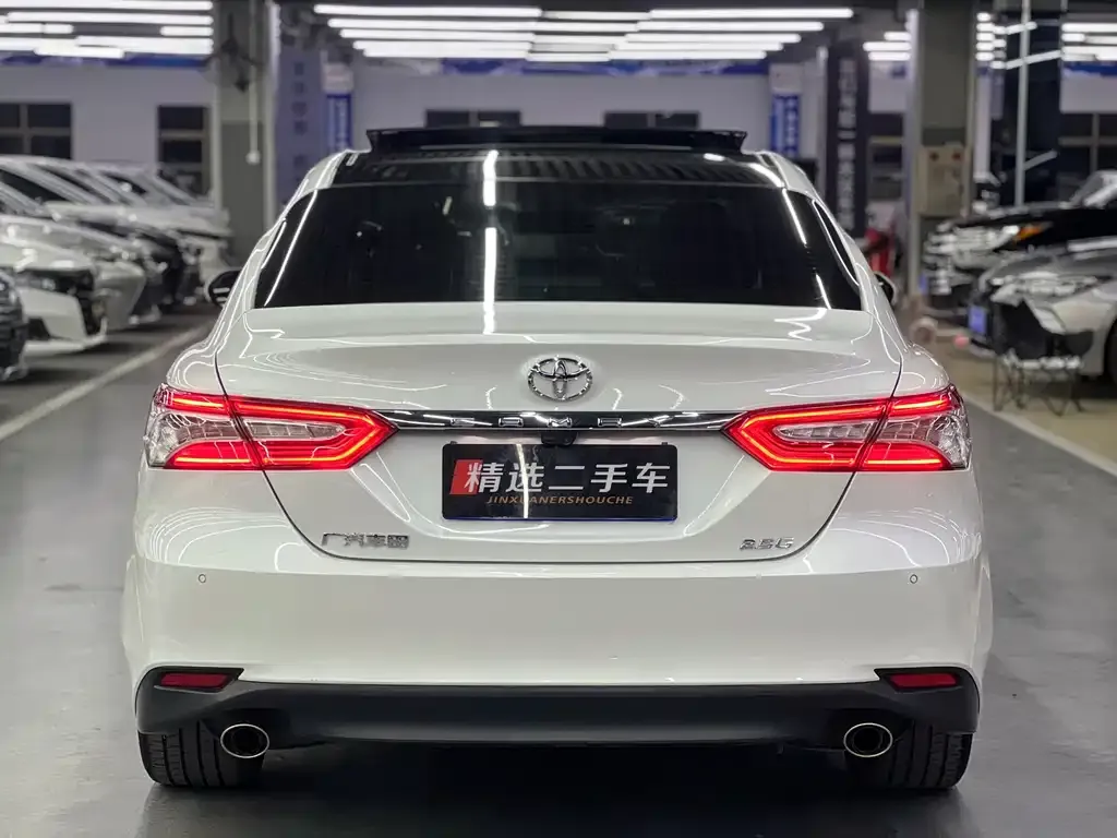 Toyota Camry — фото 7