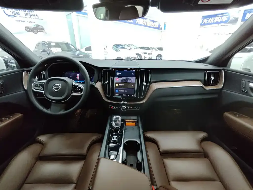 Volvo XC60 — фото 10