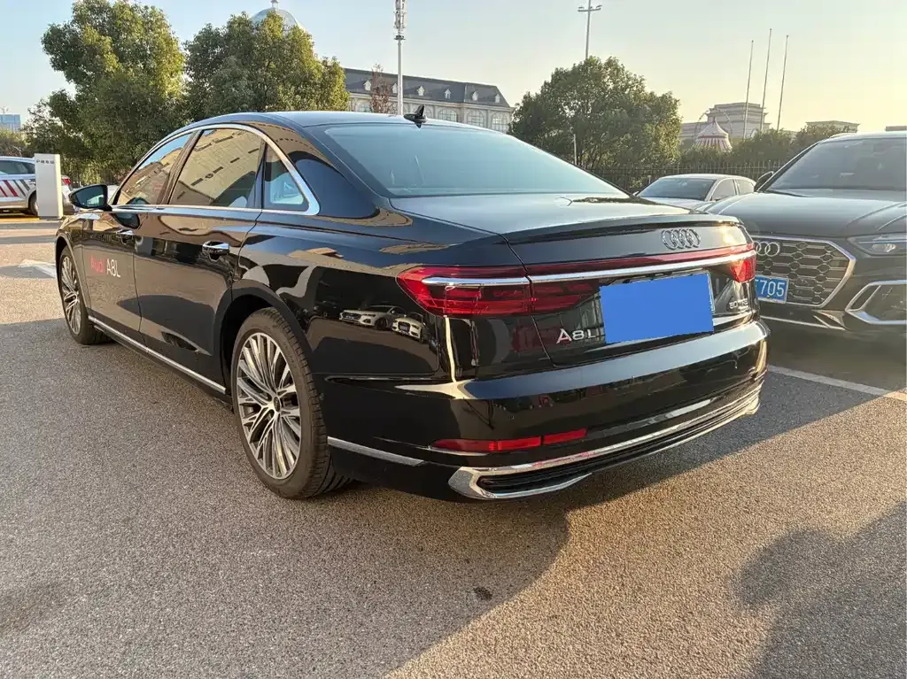 Audi A8 — фото 3