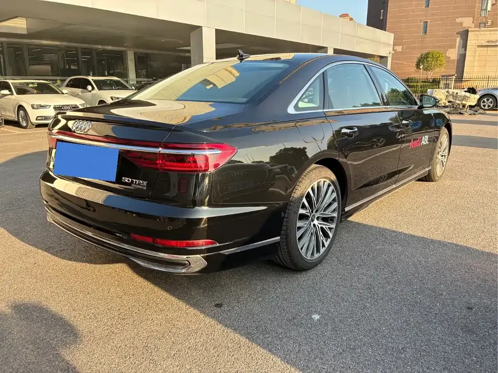 Audi A8 — фото 5