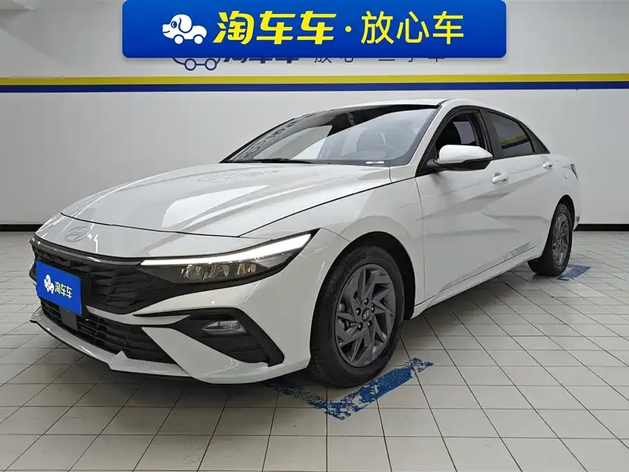 Hyundai Elantra — фото 1