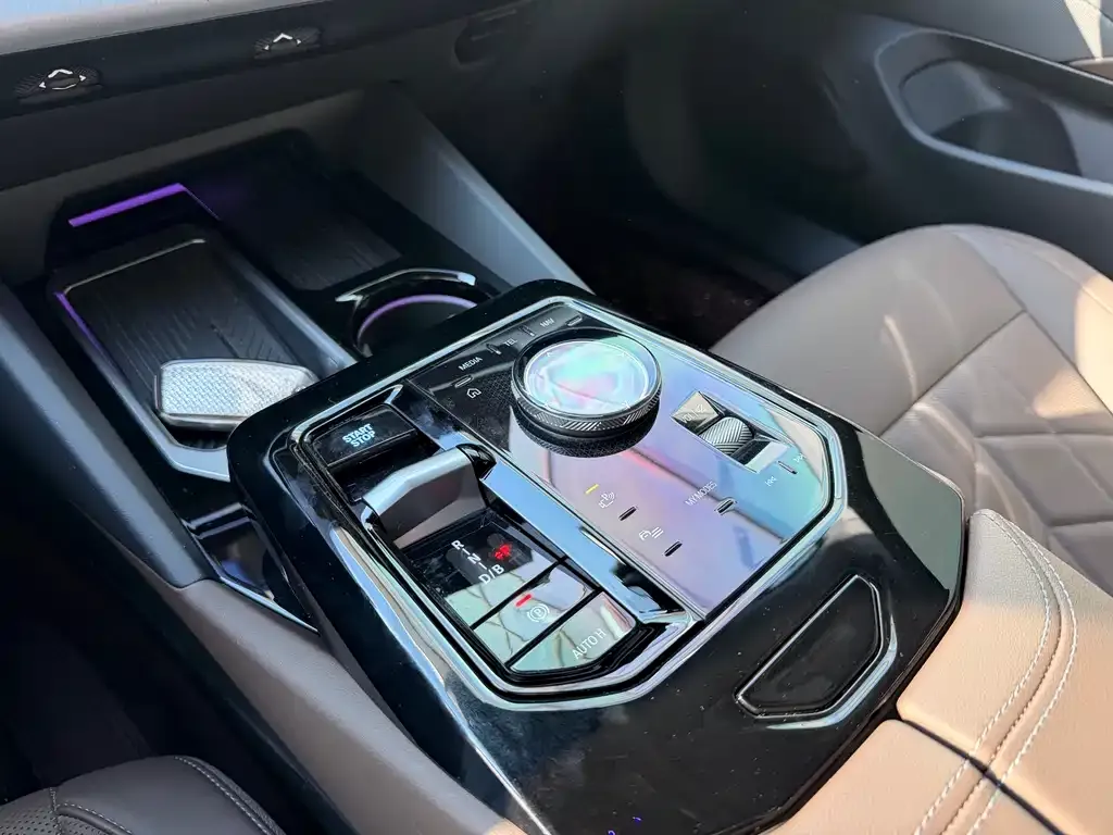 BMW i5 — фото 10