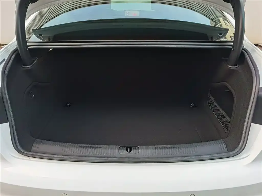 Audi A4L 2021 из CN, фото 9