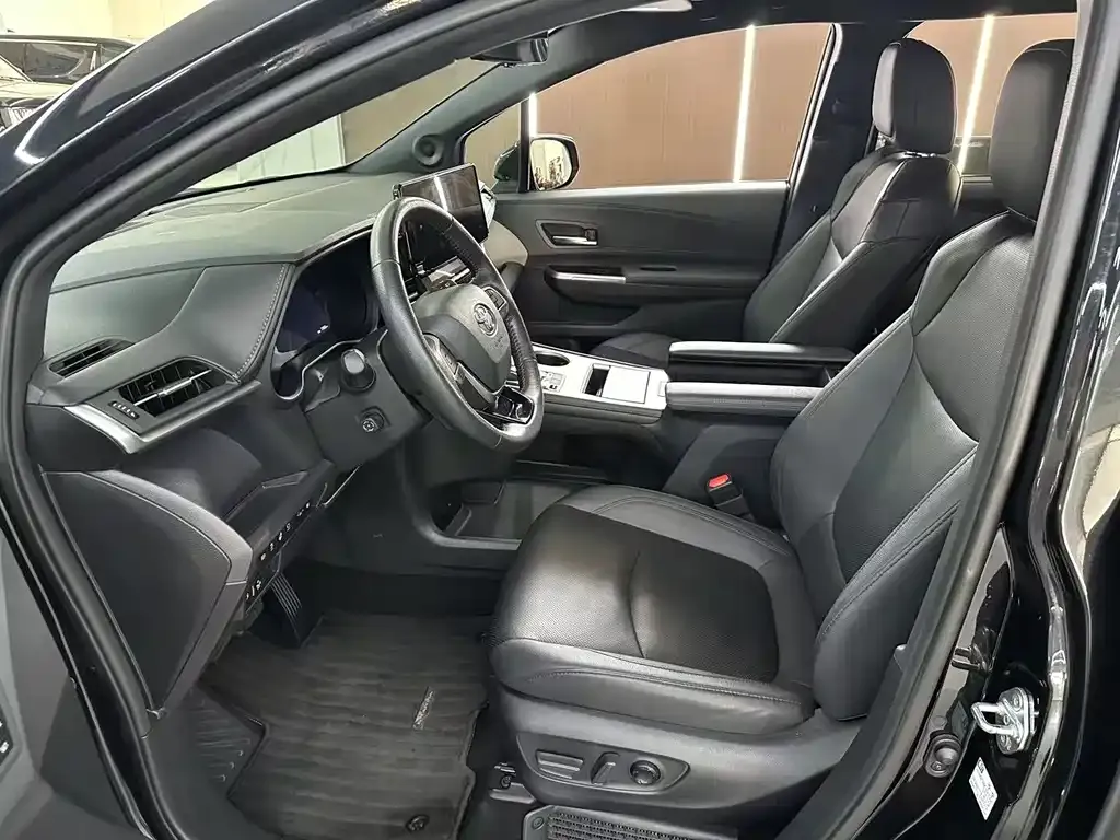 Toyota Granvia 2023 из CN, фото 4