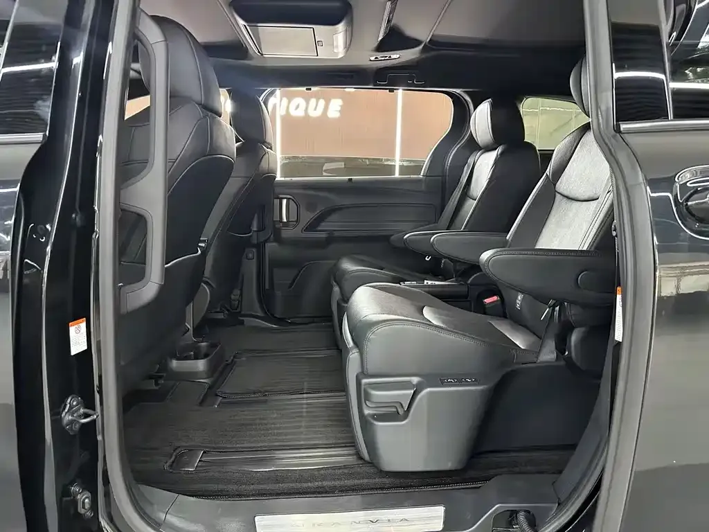 Toyota Granvia 2023 из CN, фото 5