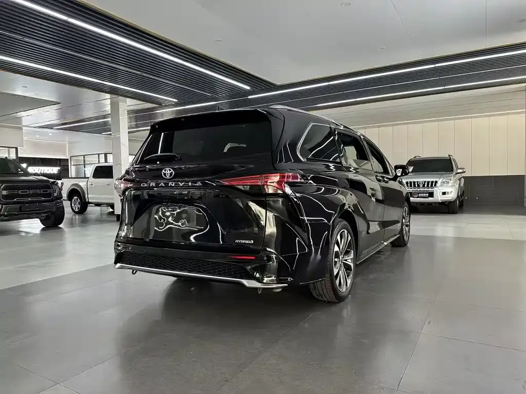 Toyota Granvia 2023 из CN, фото 9