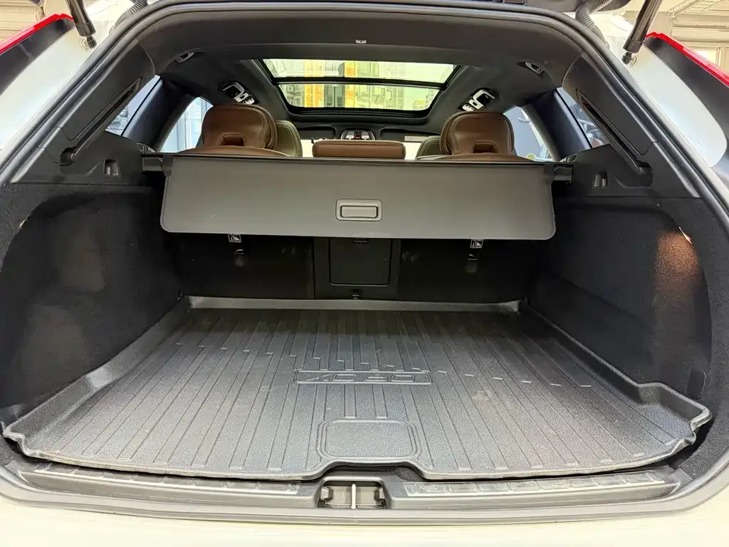 Volvo XC60 2023 из CN, фото 8