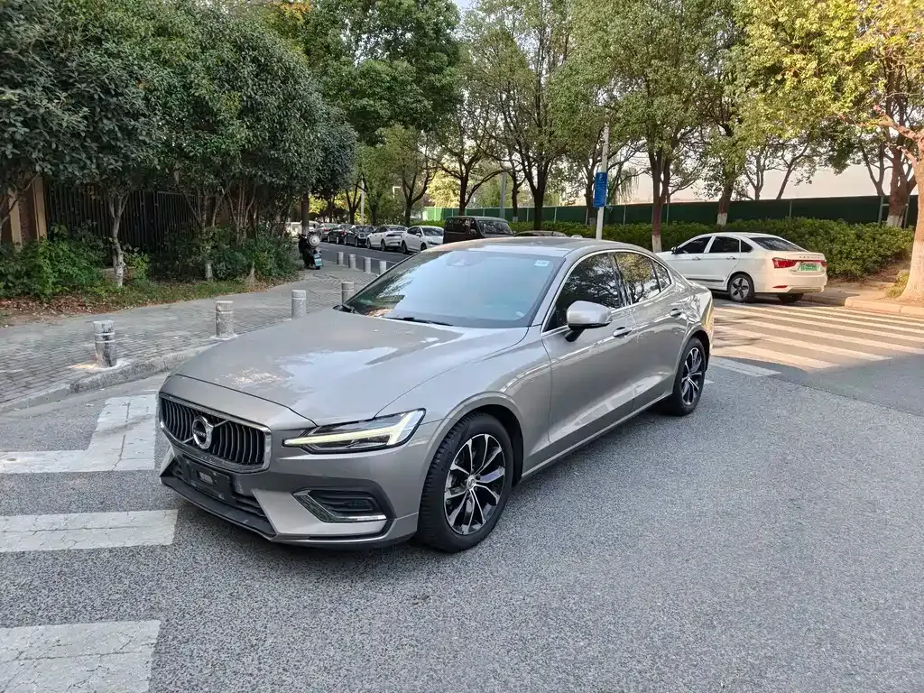 Volvo S60 — фото 1