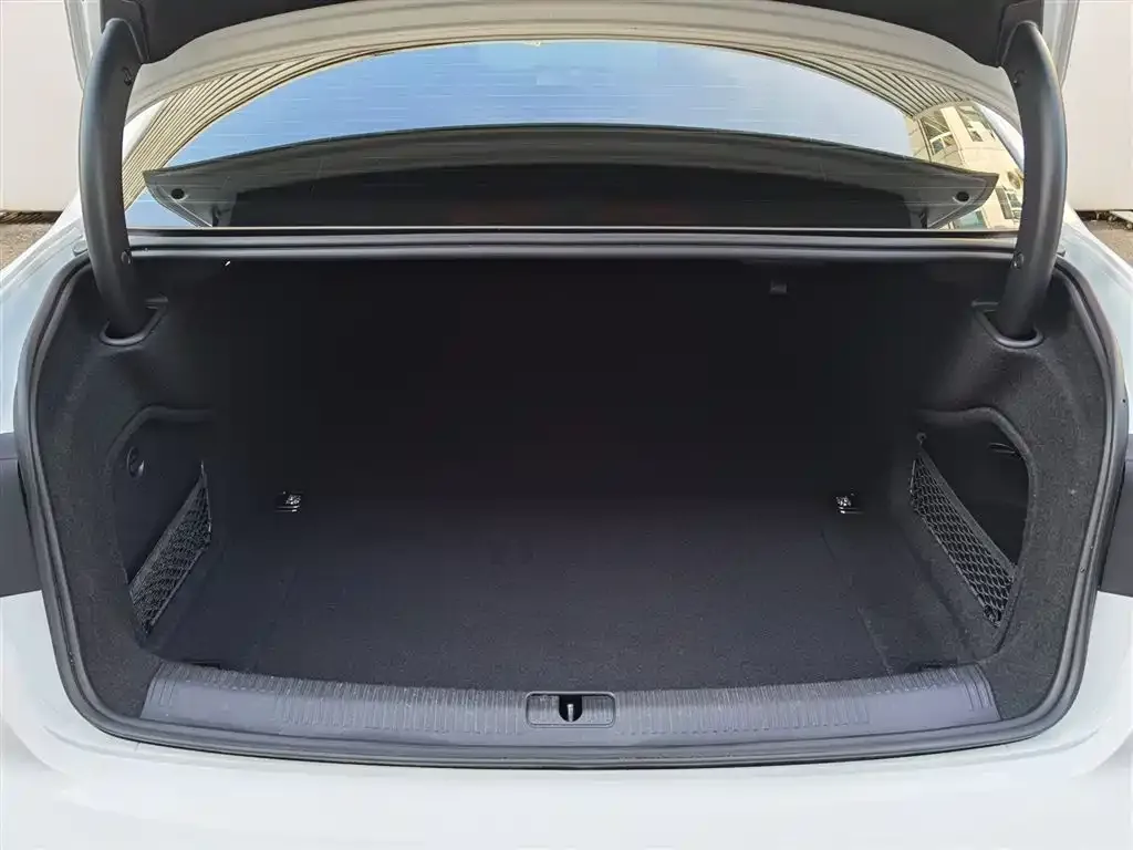 Audi A4L 2023 из CN, фото 9