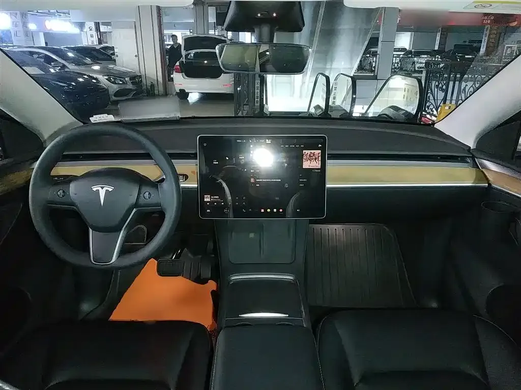 Tesla Model Y — фото 10