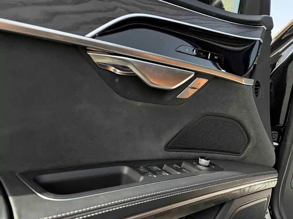 Audi A8 — фото 9