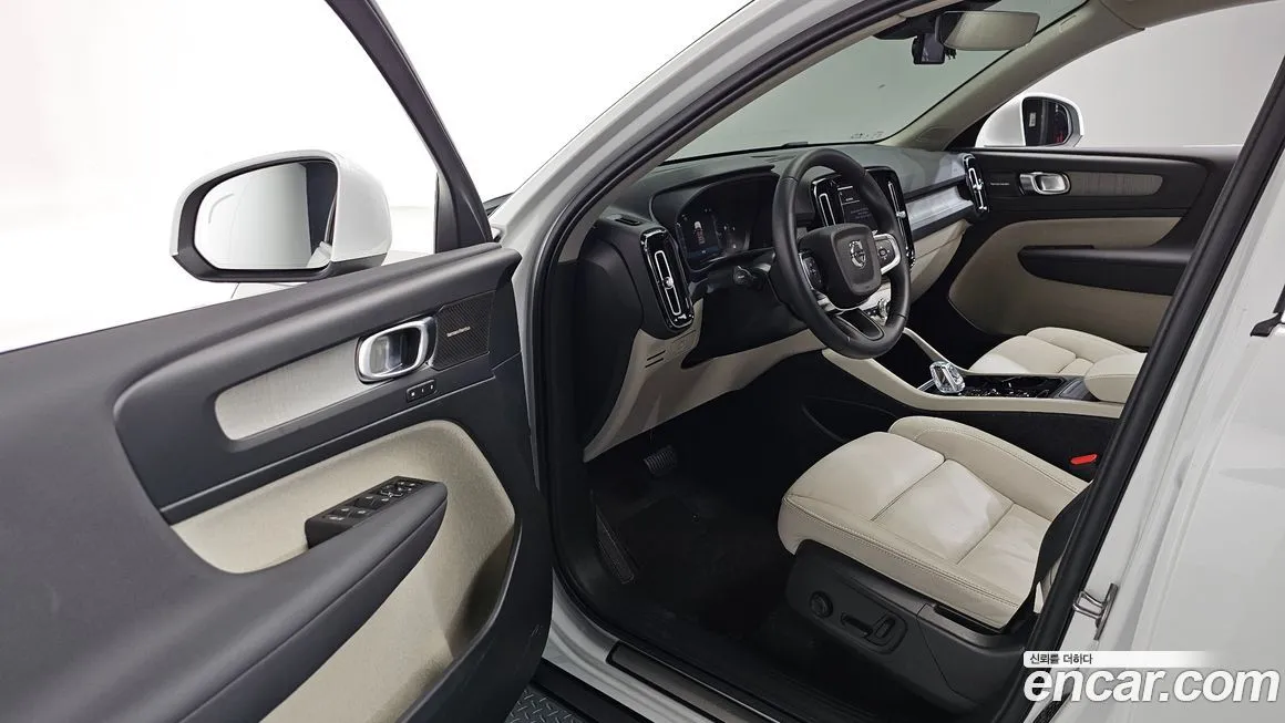 Volvo XC40 — фото 10