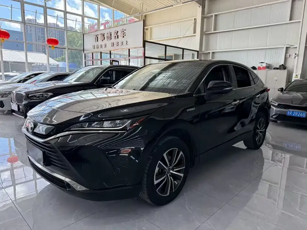 Toyota Harrier — фото 1