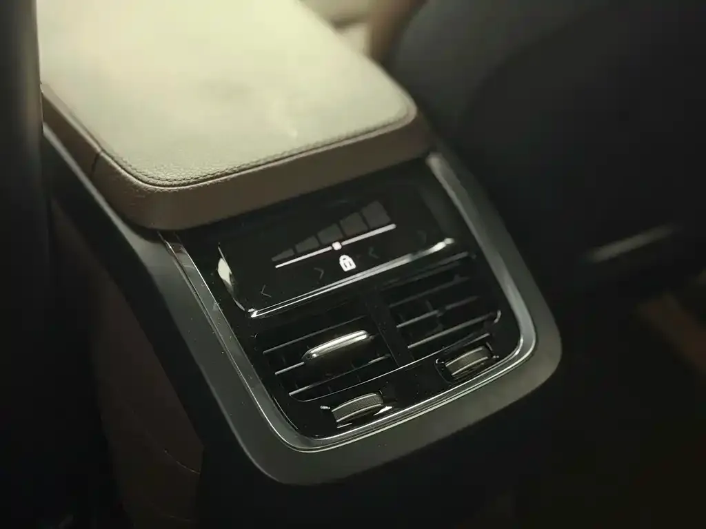 Volvo XC90 — фото 10