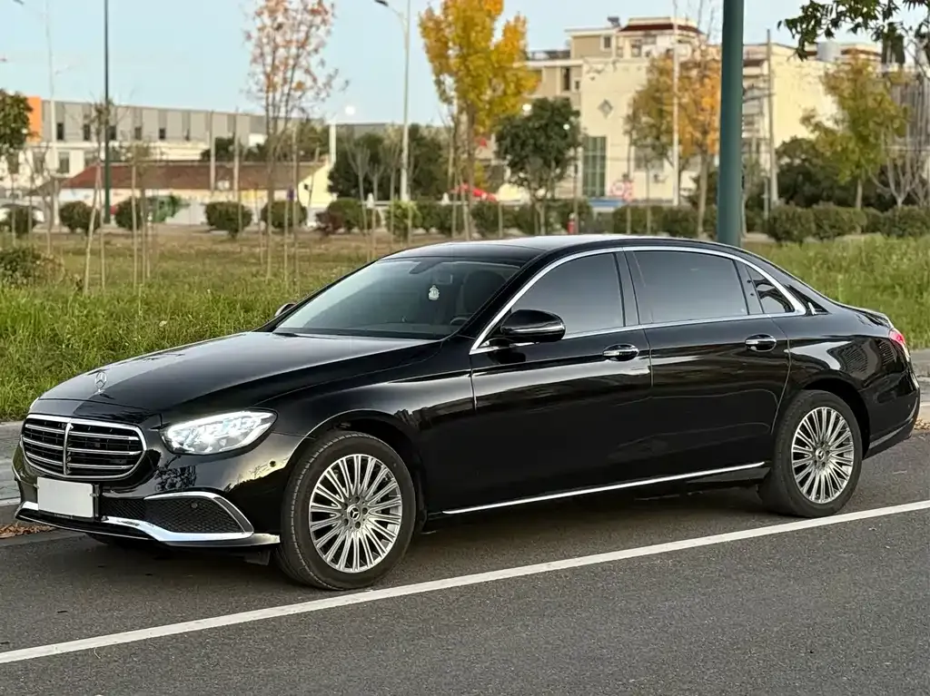Mercedes-Benz E-Class — фото 1