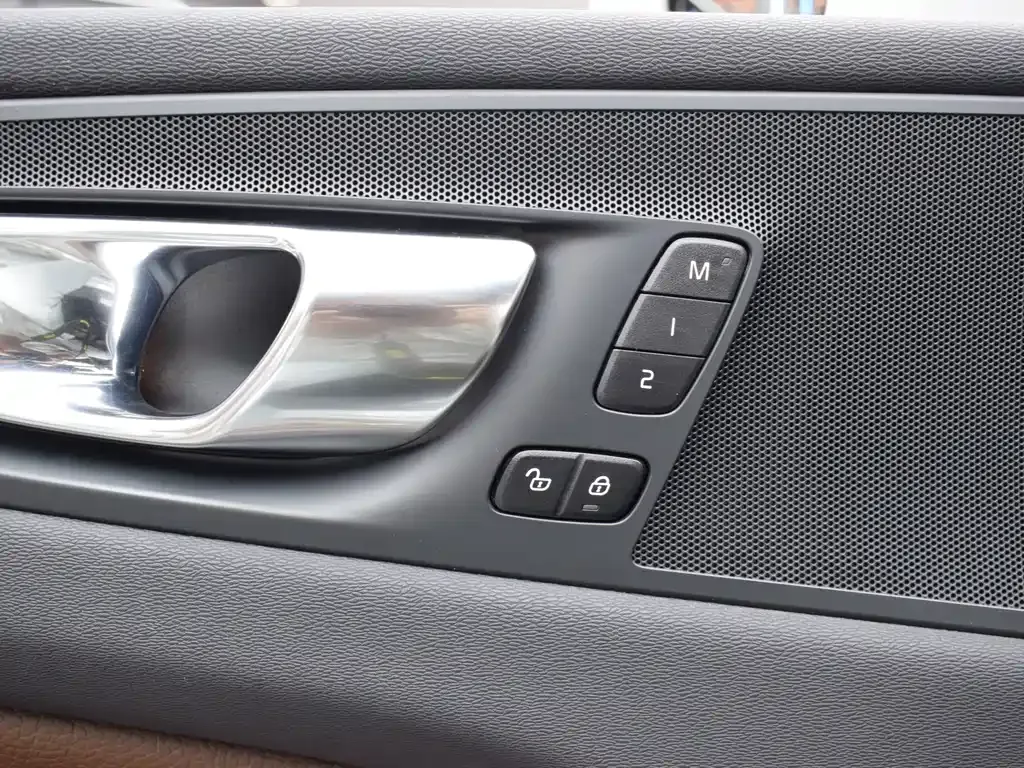 Volvo XC60 — фото 9