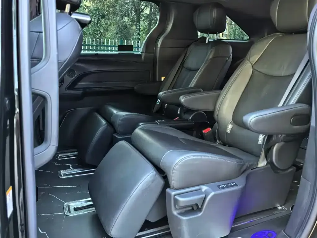 Toyota Sienna 2022 из CN, фото 5