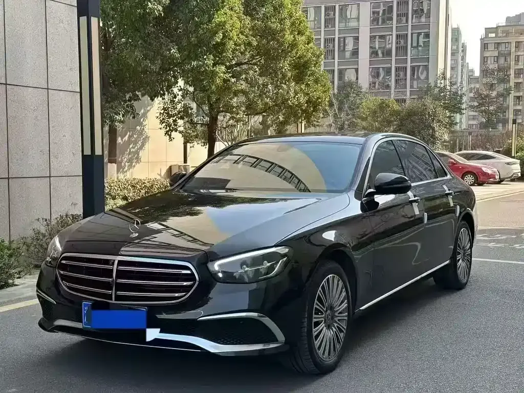 Mercedes-Benz E-Class — фото 1