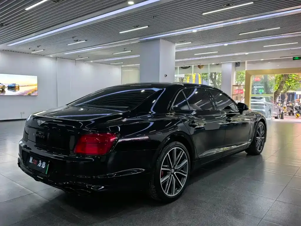Bentley Flying Spur PHEV — фото 6