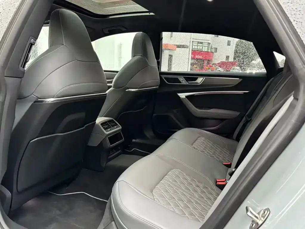 Audi A7L 2024 из CN, фото 9