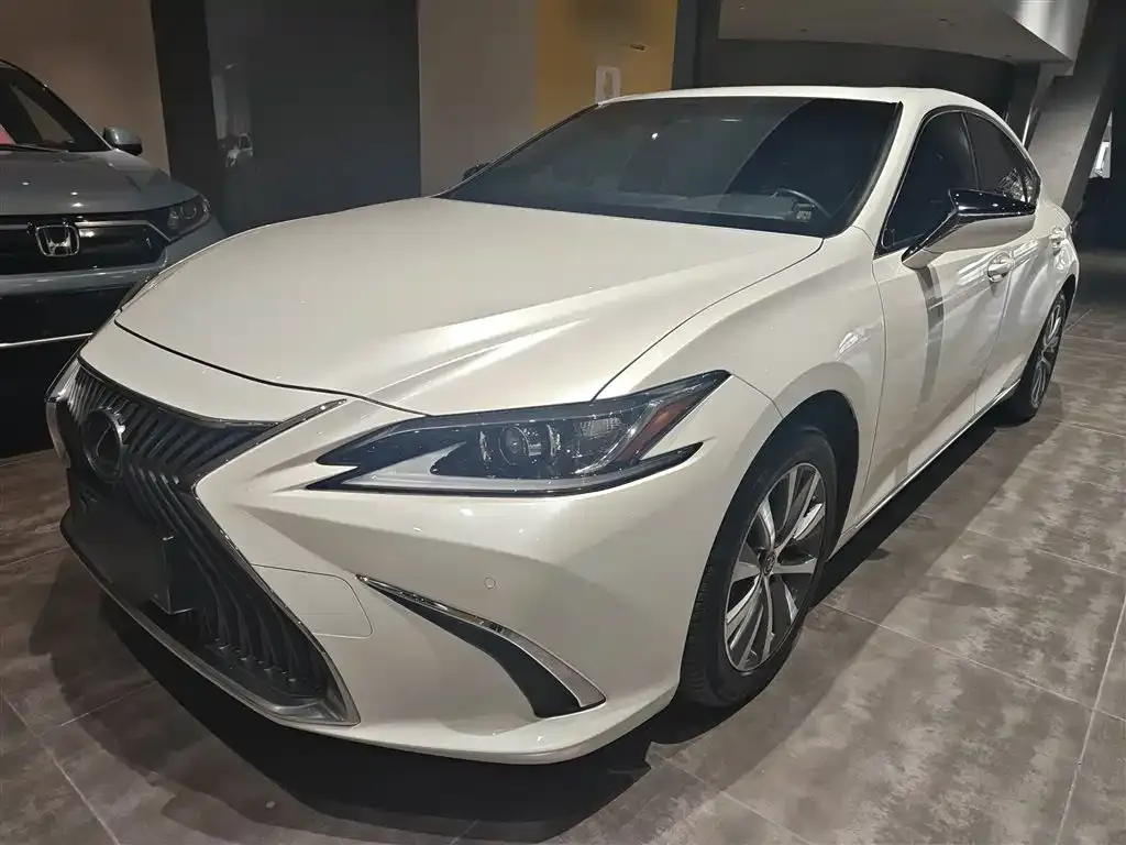 Lexus ES — фото 1