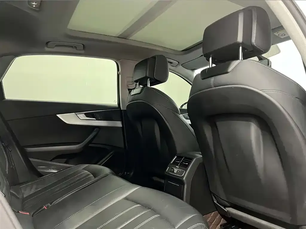Audi A4L 2023 из CN, фото 8