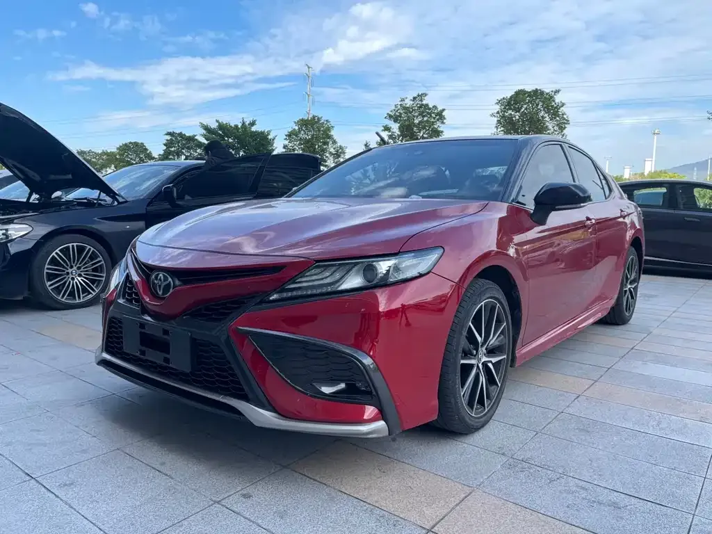 Toyota Camry — фото 1