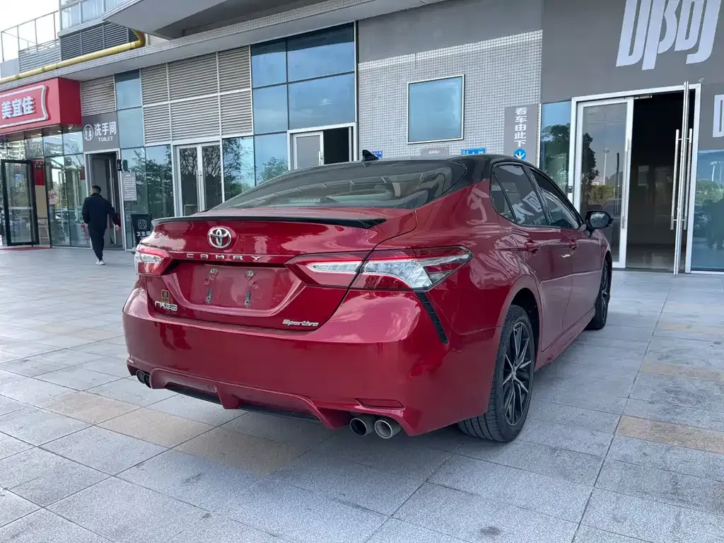 Toyota Camry — фото 4