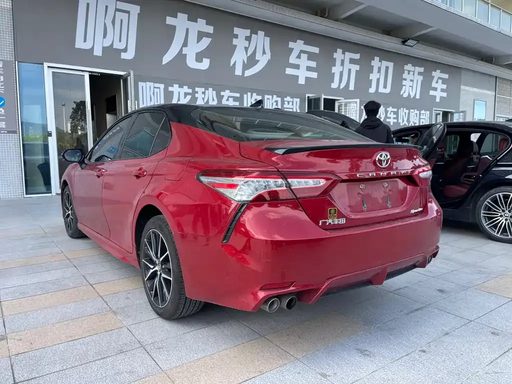 Toyota Camry — фото 6
