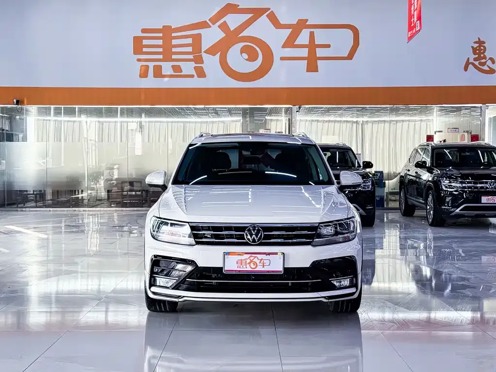 Volkswagen Tiguan L — фото 1