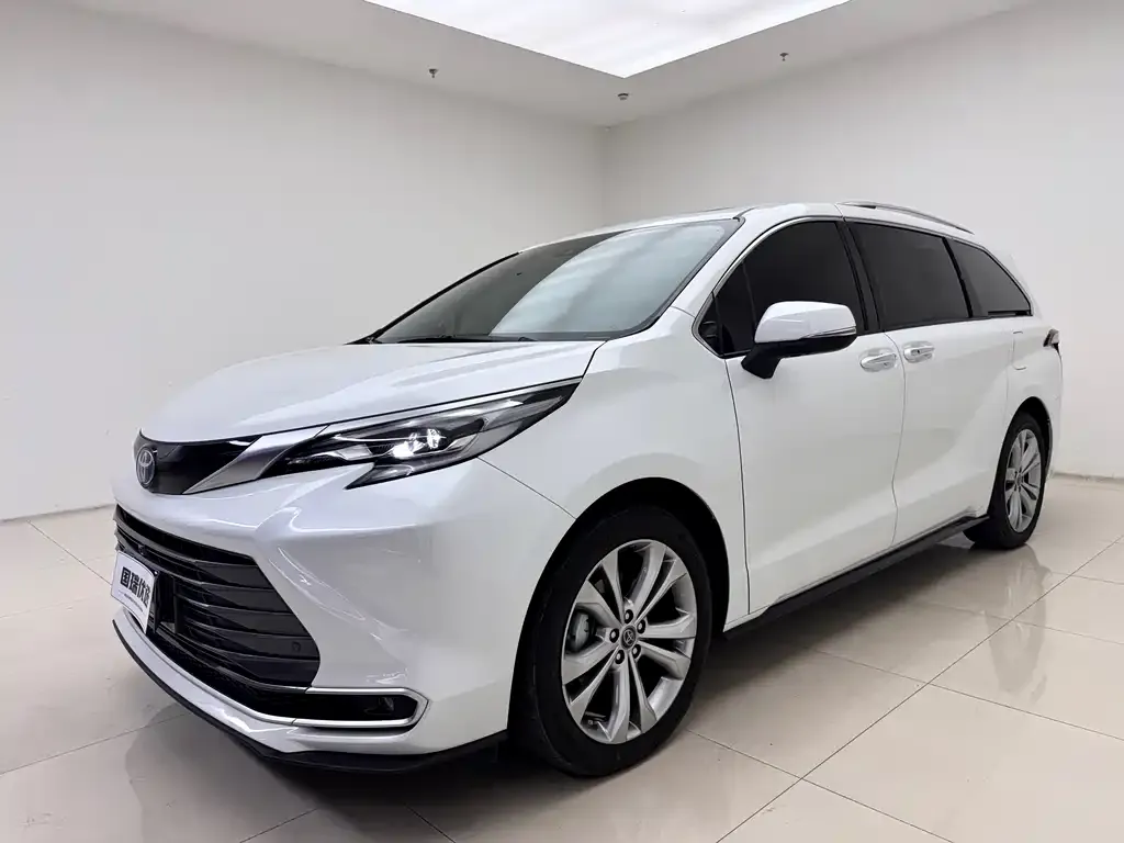 Toyota Sienna — фото 1