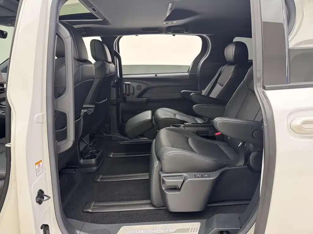 Toyota Sienna — фото 10