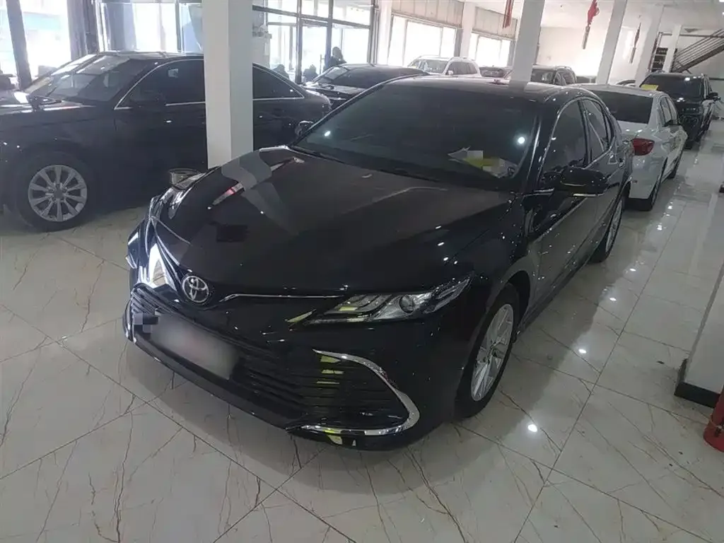 Toyota Camry — фото 1