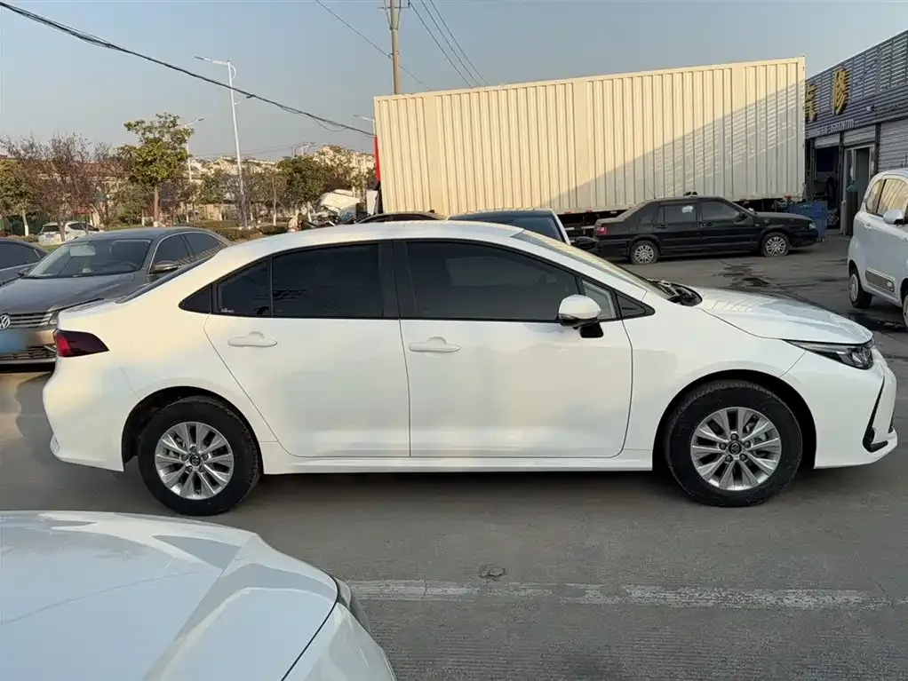 Toyota Corolla — фото 4