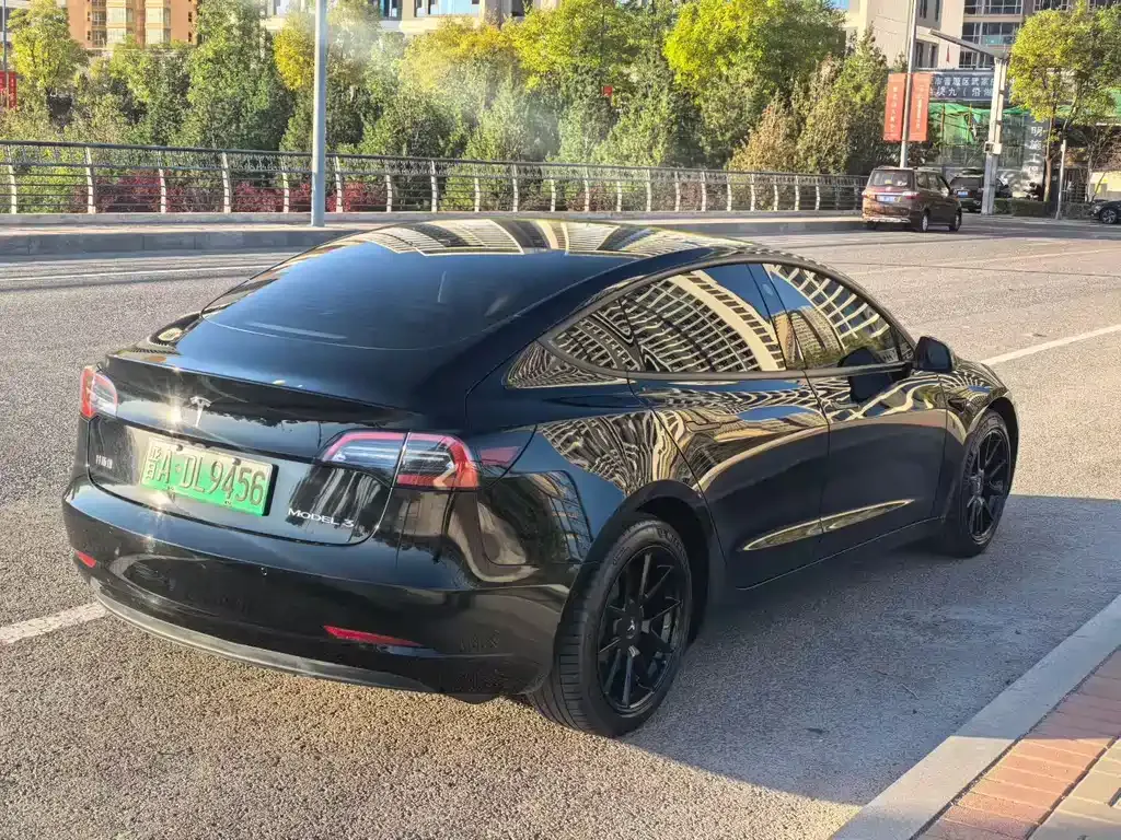 Tesla Model 3 — фото 4