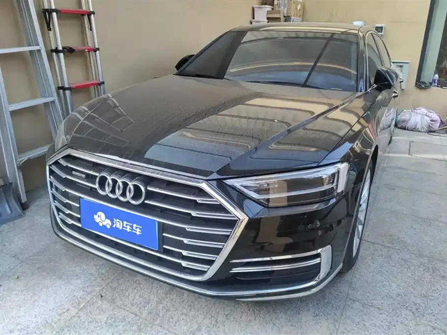 Audi A8 — фото 1