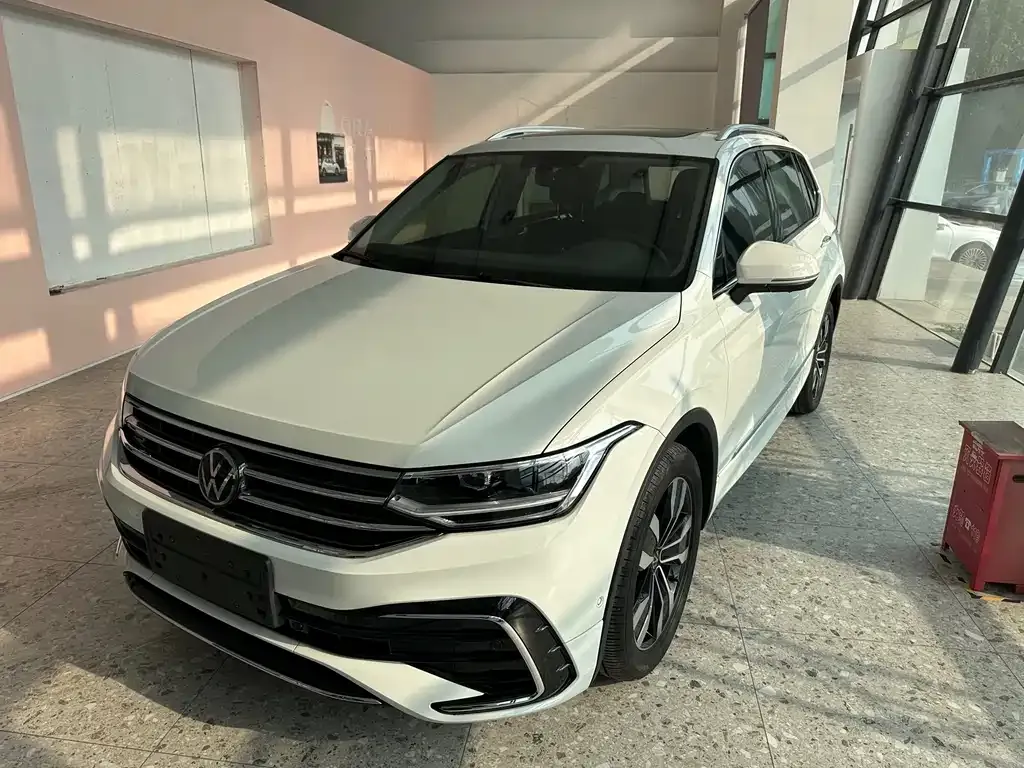 Volkswagen Tiguan L — фото 1
