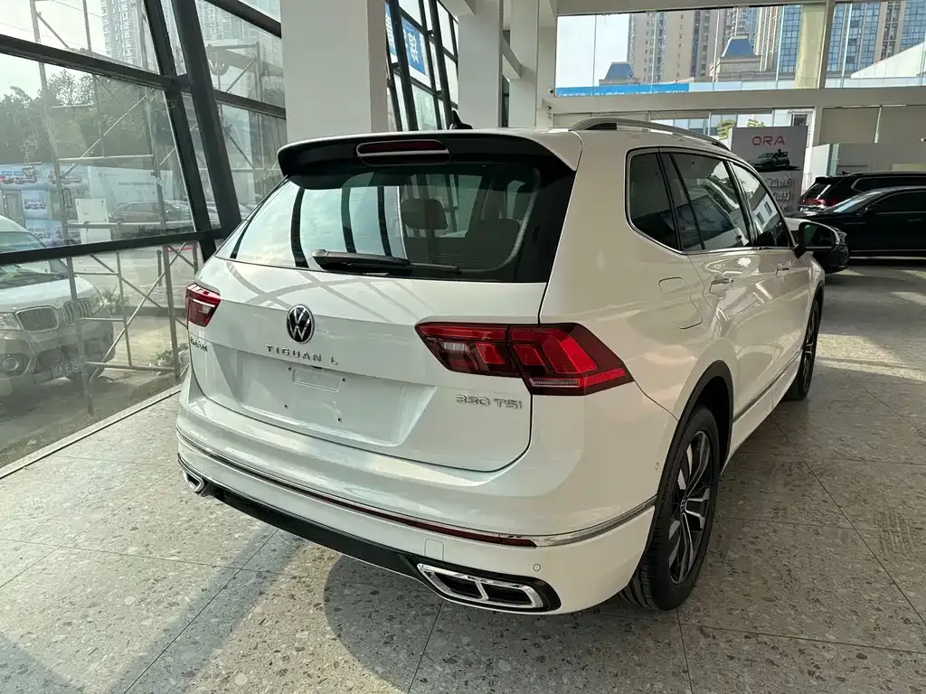 Volkswagen Tiguan L — фото 10
