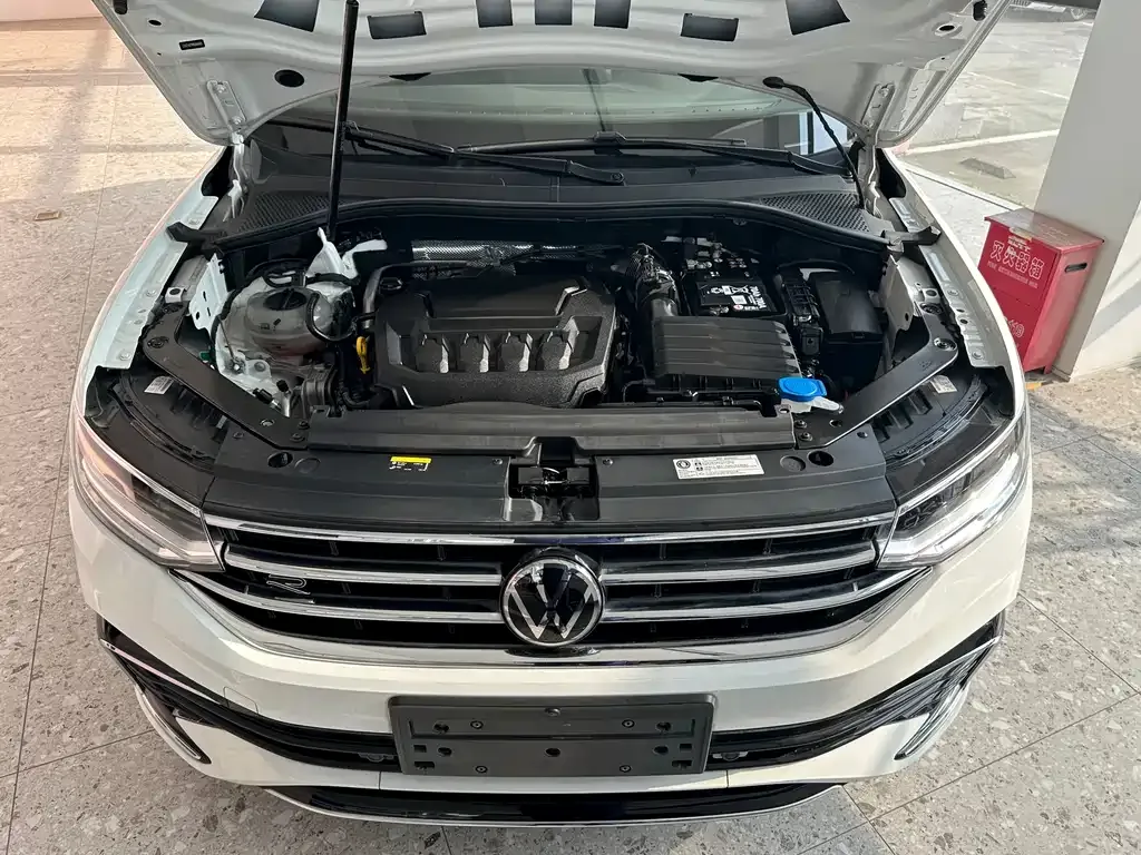Volkswagen Tiguan L — фото 2