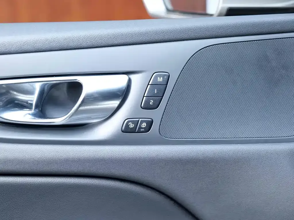 Volvo S60 — фото 10