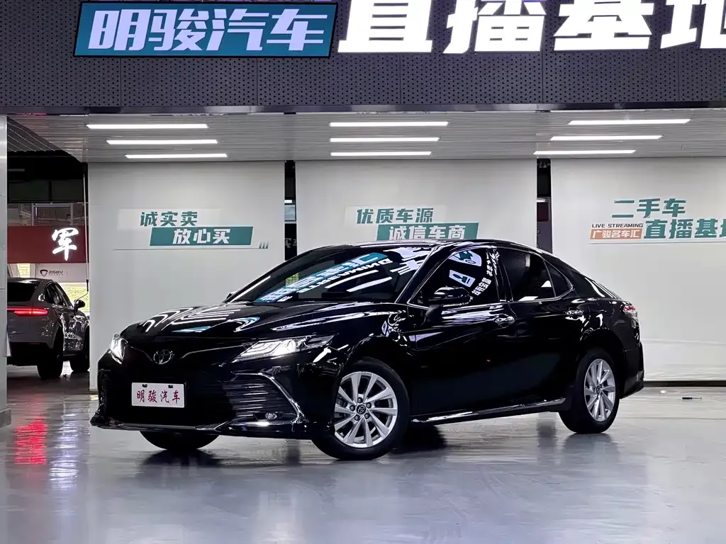 Toyota Camry — фото 1