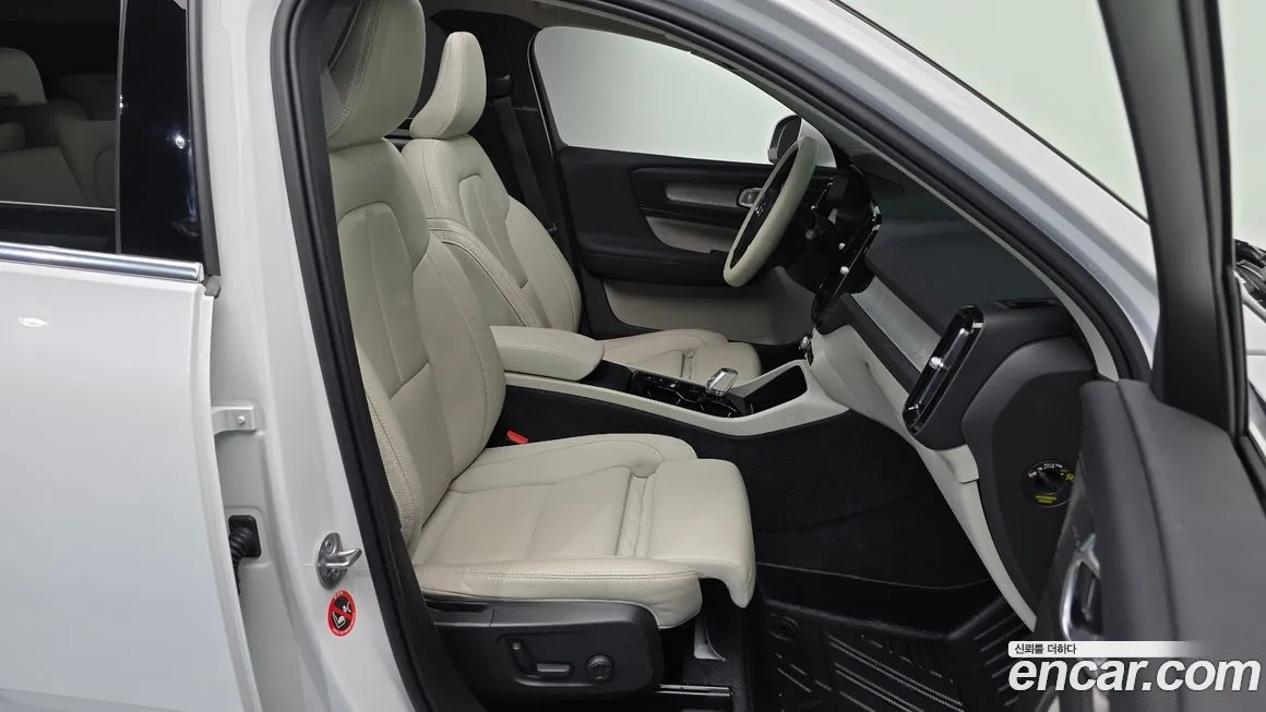 Volvo XC40 — фото 10
