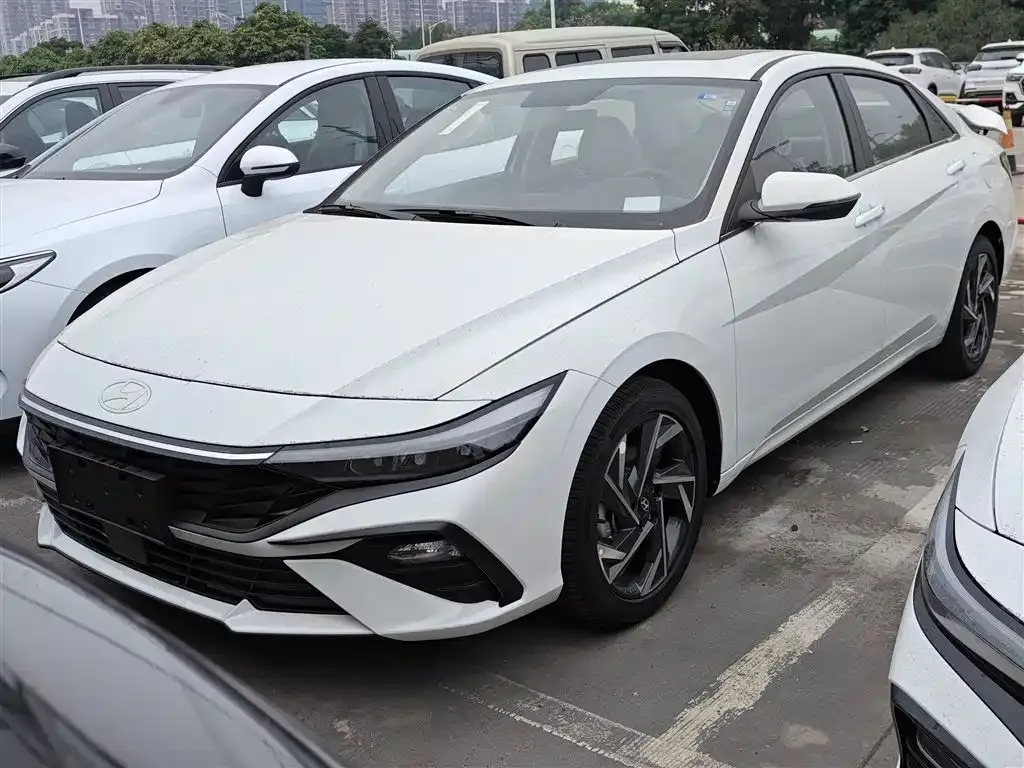 Hyundai Elantra — фото 1