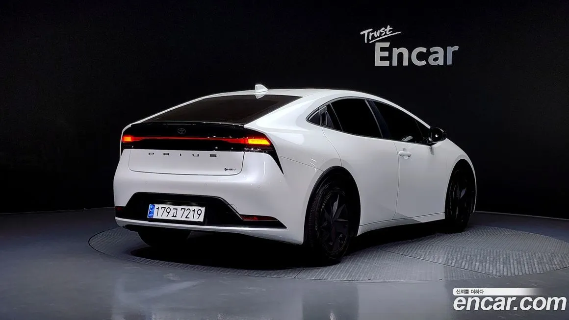 Toyota Prius 2024 из KR, фото 2