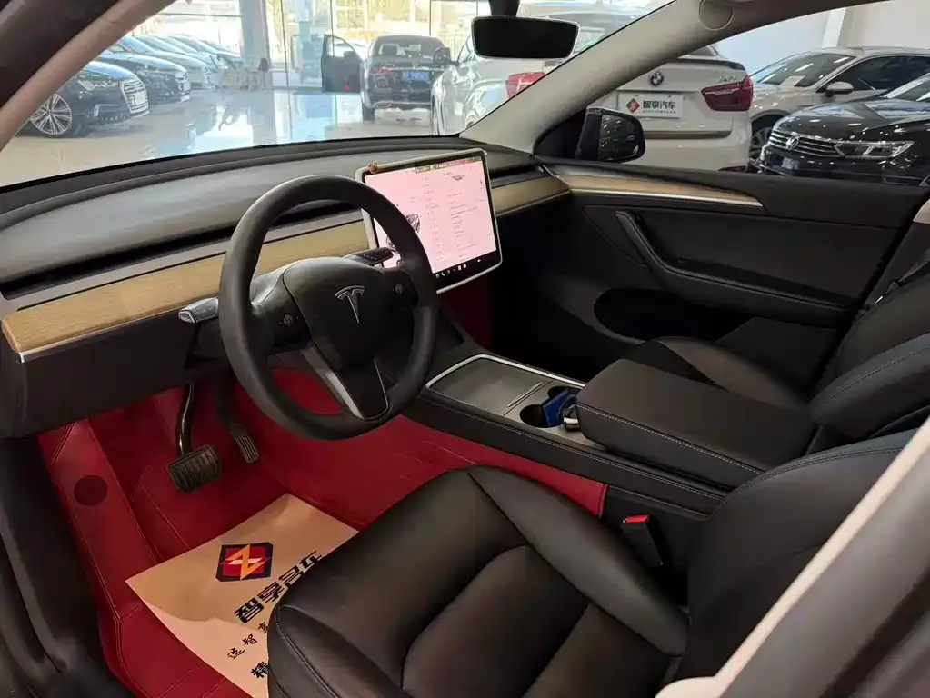 Tesla Model Y — фото 6