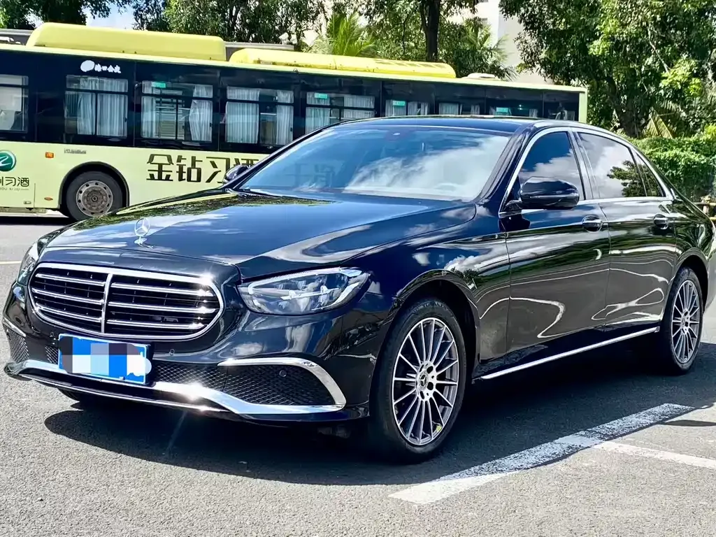 Mercedes-Benz E-Class — фото 1