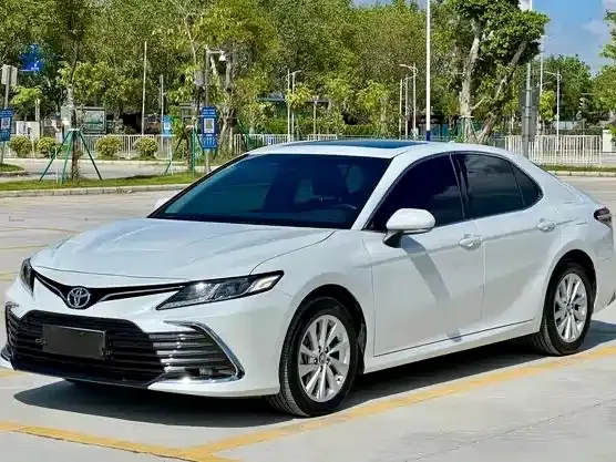 Toyota Camry — фото 1