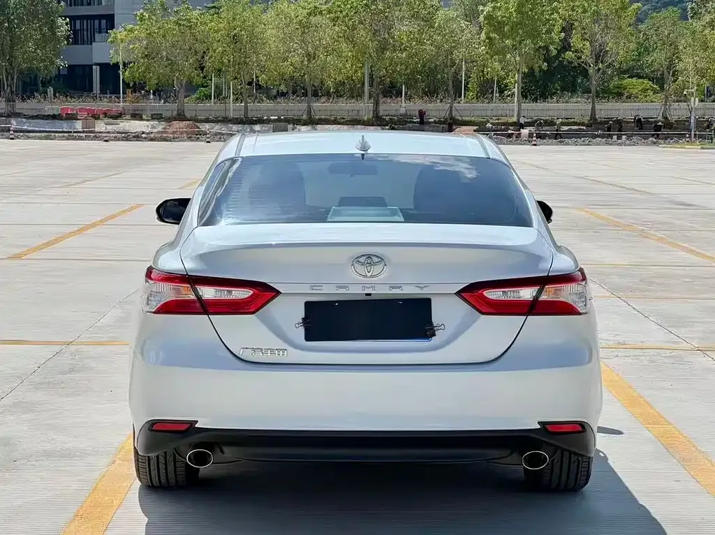 Toyota Camry — фото 4