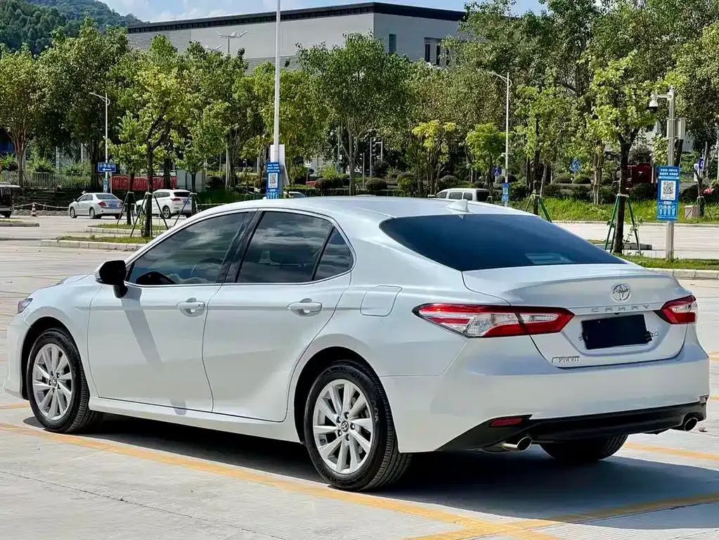 Toyota Camry — фото 5